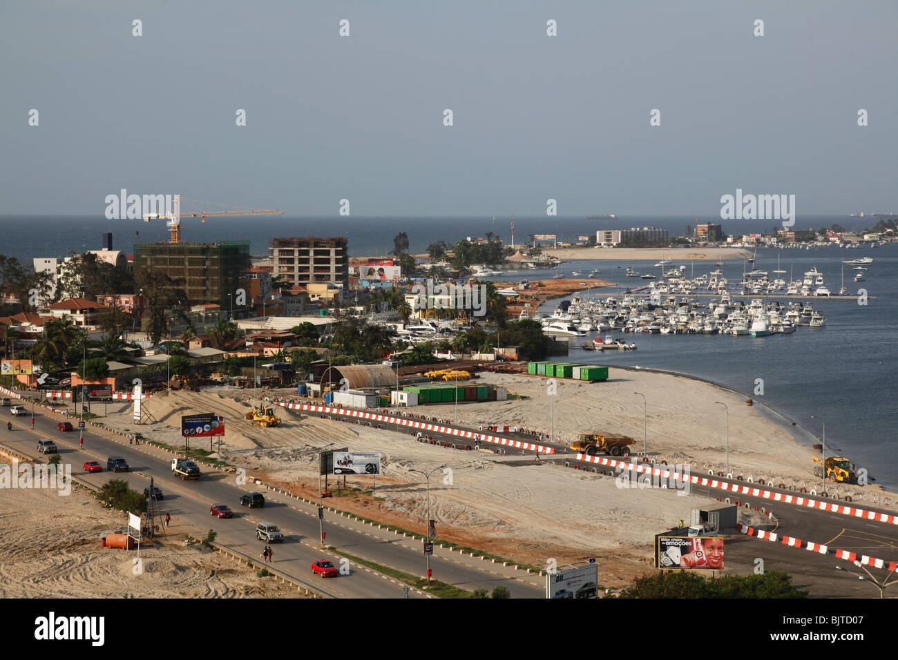 Hauptstraße im Vorfeld der Ilha und Marina. Wie aus der Fortaleza de Sao Miguel gesehen. Luanda. Angola. Afrika. Stockfoto