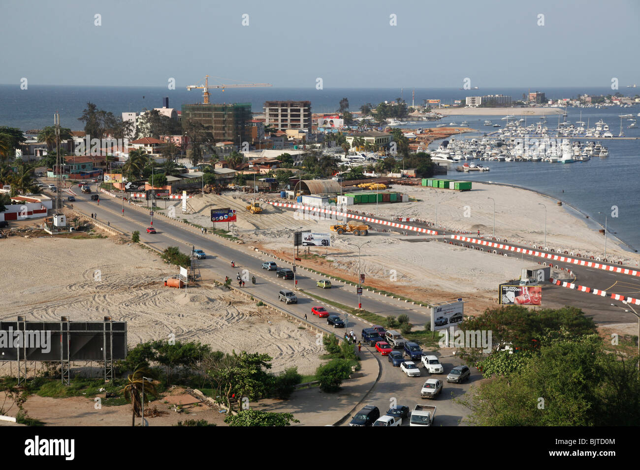 Hauptstraße im Vorfeld der Ilha und Marina. Wie aus der Fortaleza de Sao Miguel gesehen. Luanda. Angola. Afrika Stockfoto
