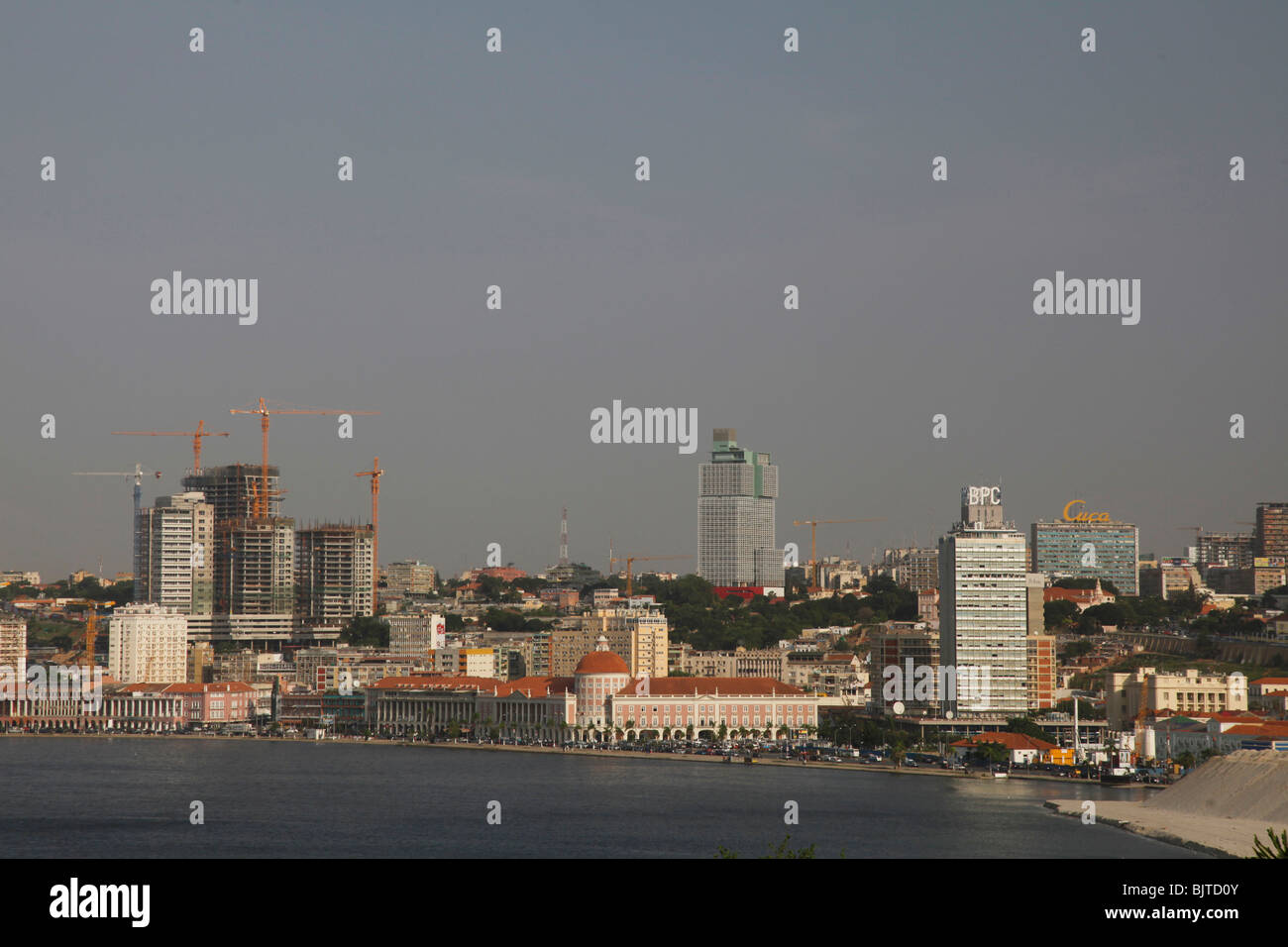 Alte und neue Gebäude bilden Angolas Hauptstadt Luanda. Stockfoto