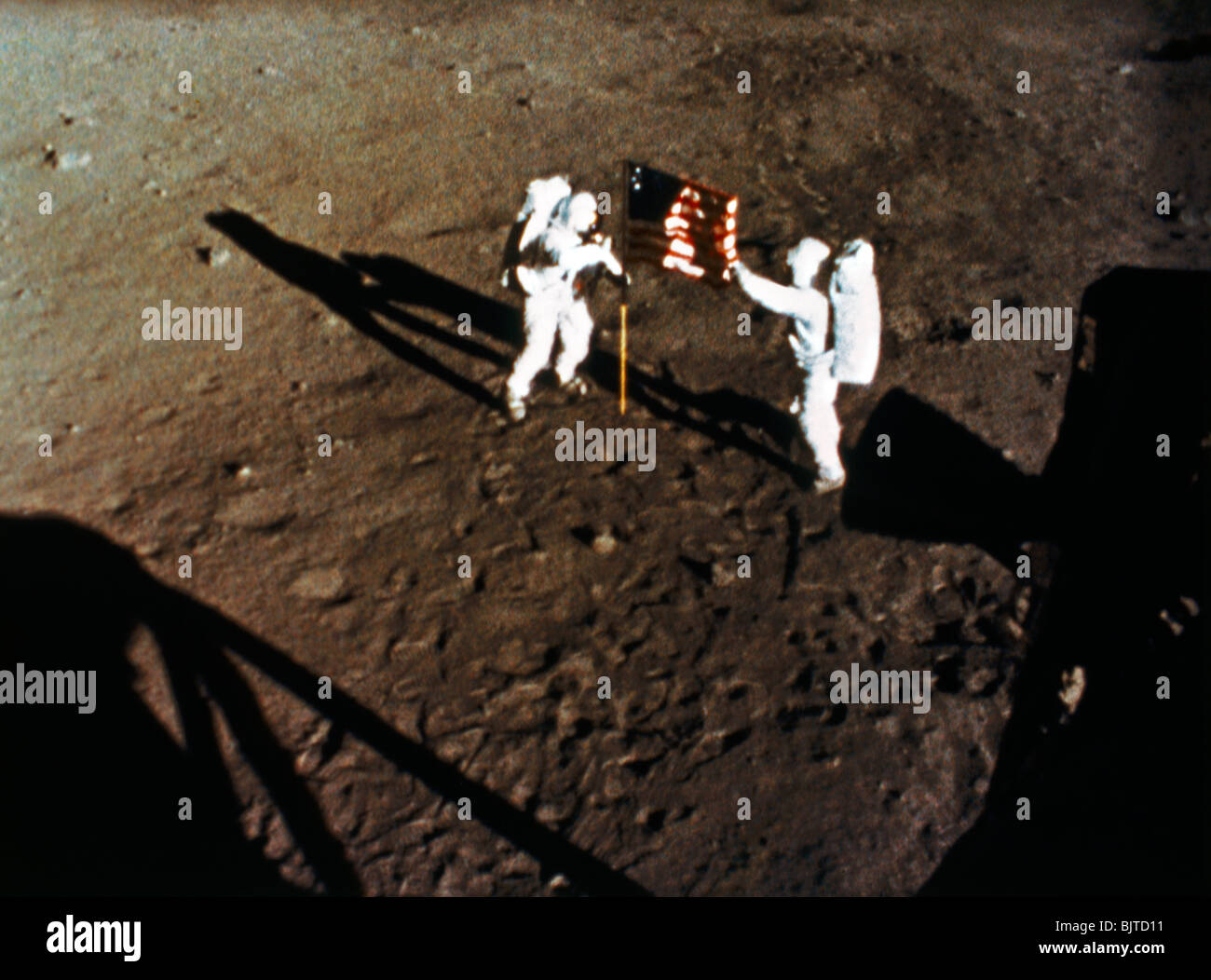 Men on the Moon Neil Armstrong & Buzz Aldrin Apollo 11 mit der Flagge der Vereinigten Staaten Stockfoto