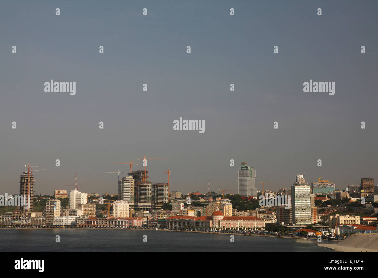 Alte und neue Gebäude bilden Angolas Hauptstadt Luanda. Stockfoto