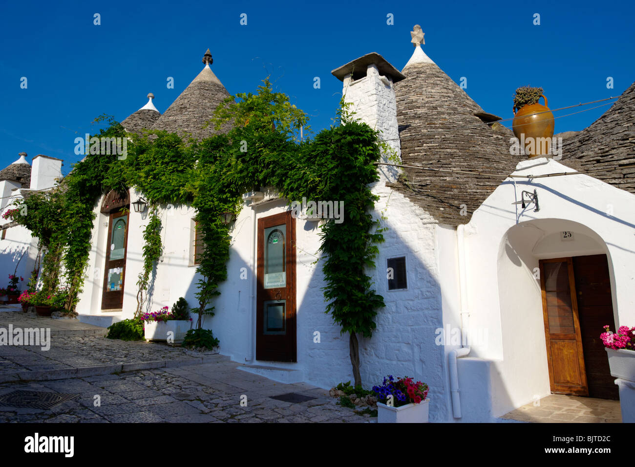 Trulli von Alberobello, Apulien, Italien beherbergt. Stockfoto