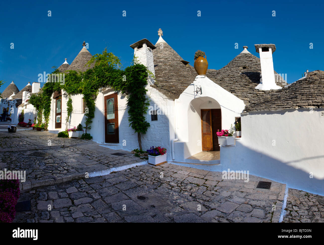 Trulli von Alberobello, Apulien, Italien beherbergt. Stockfoto