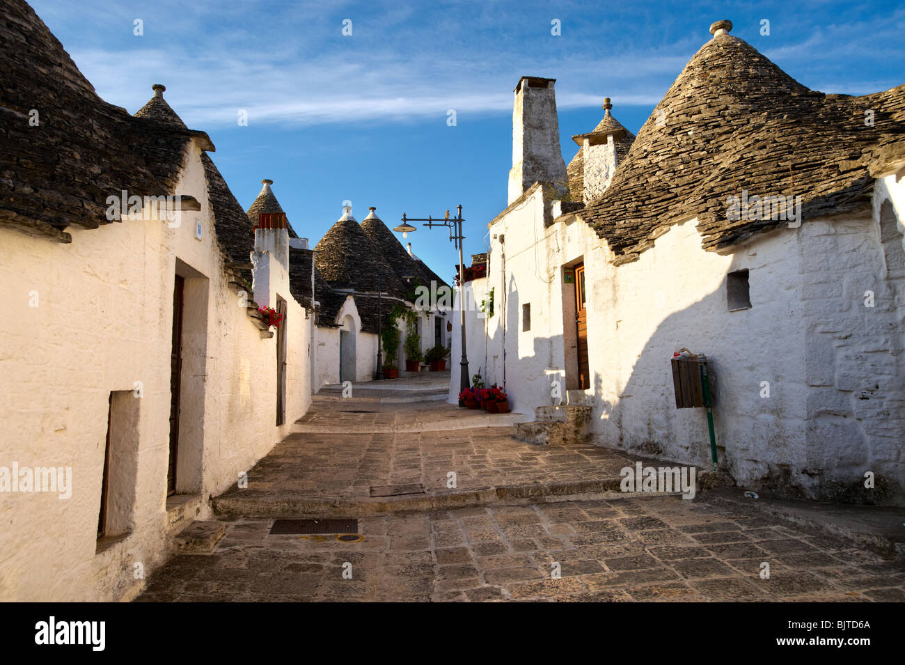 Trulli von Alberobello, Apulien, Italien beherbergt. Stockfoto