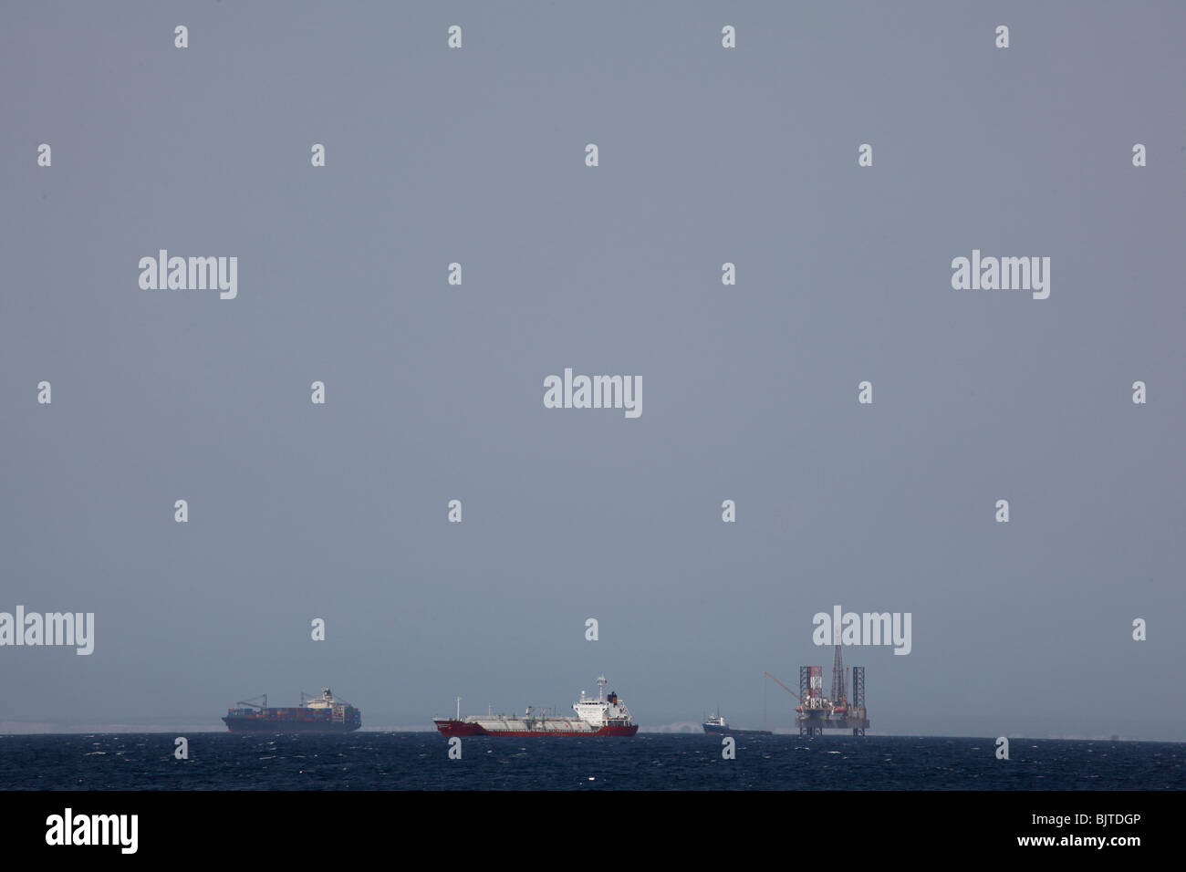 Containerschiffe und Ölplattform vor der Küste von Luanda. Angola. Afrika. Bilder © Z & D Lightfoot. www.lightfootphoto.Co.UK Stockfoto