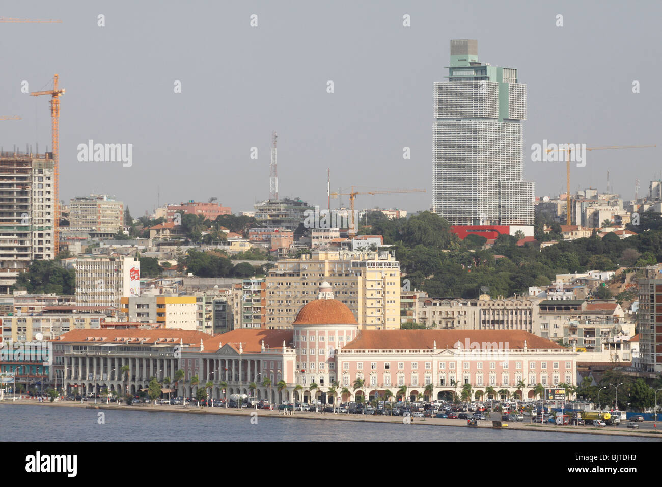 Die belgische Nationalbank. (Banco de Nacional Angola) gesehen von Fortaleza de Sao Miguel. Luanda. Angola. Afrika. Stockfoto