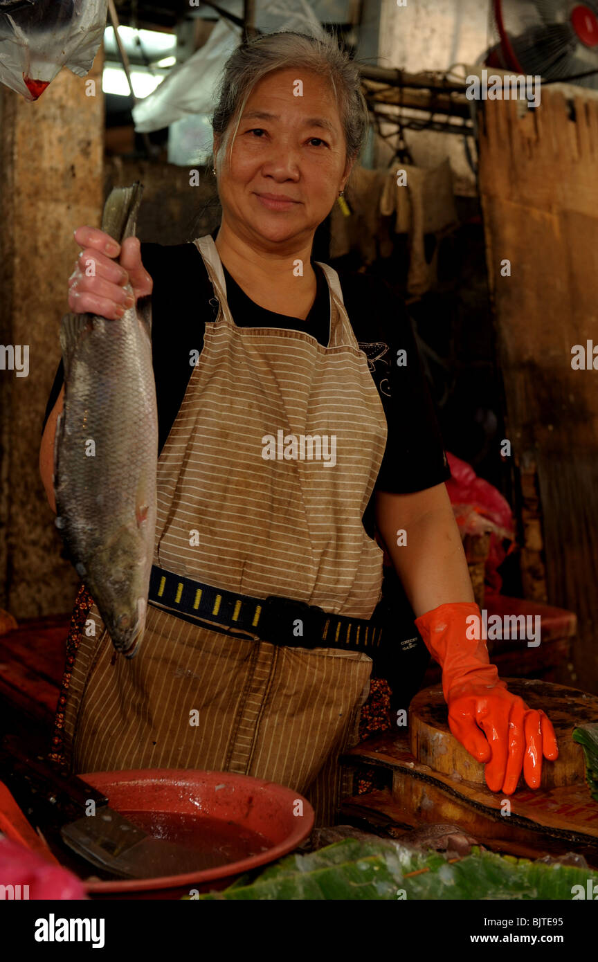 frischen Fisch zu verkaufen, Wongwian (Wong Wian) Yai und Bang Yi Ruea Markt, Thon Buri, Thailand Stockfoto