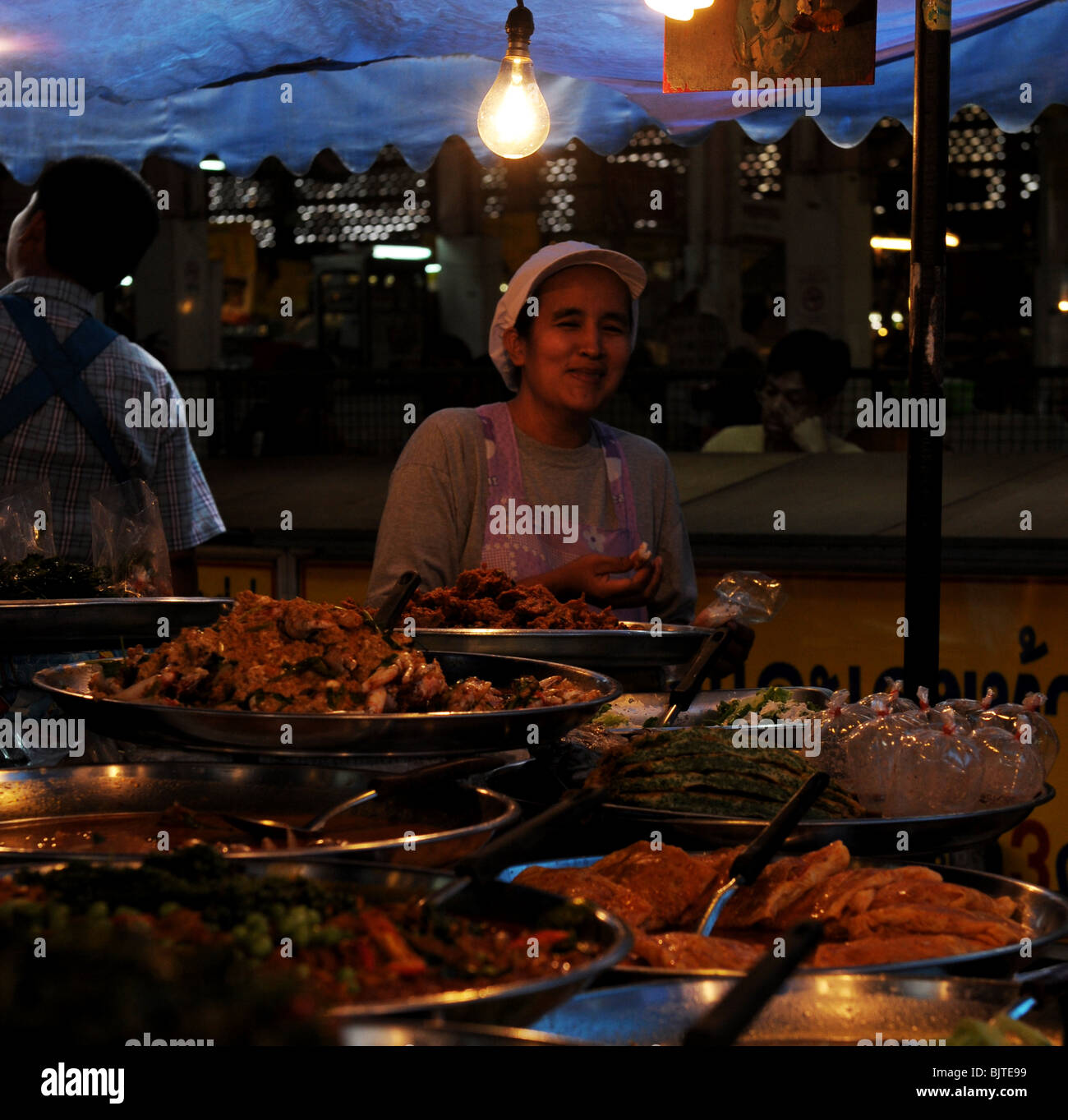 frisch gekochtes Essen, Wongwian Yai und Bang Yi Ruea Markt, Thon Buri, Thailand Stockfoto