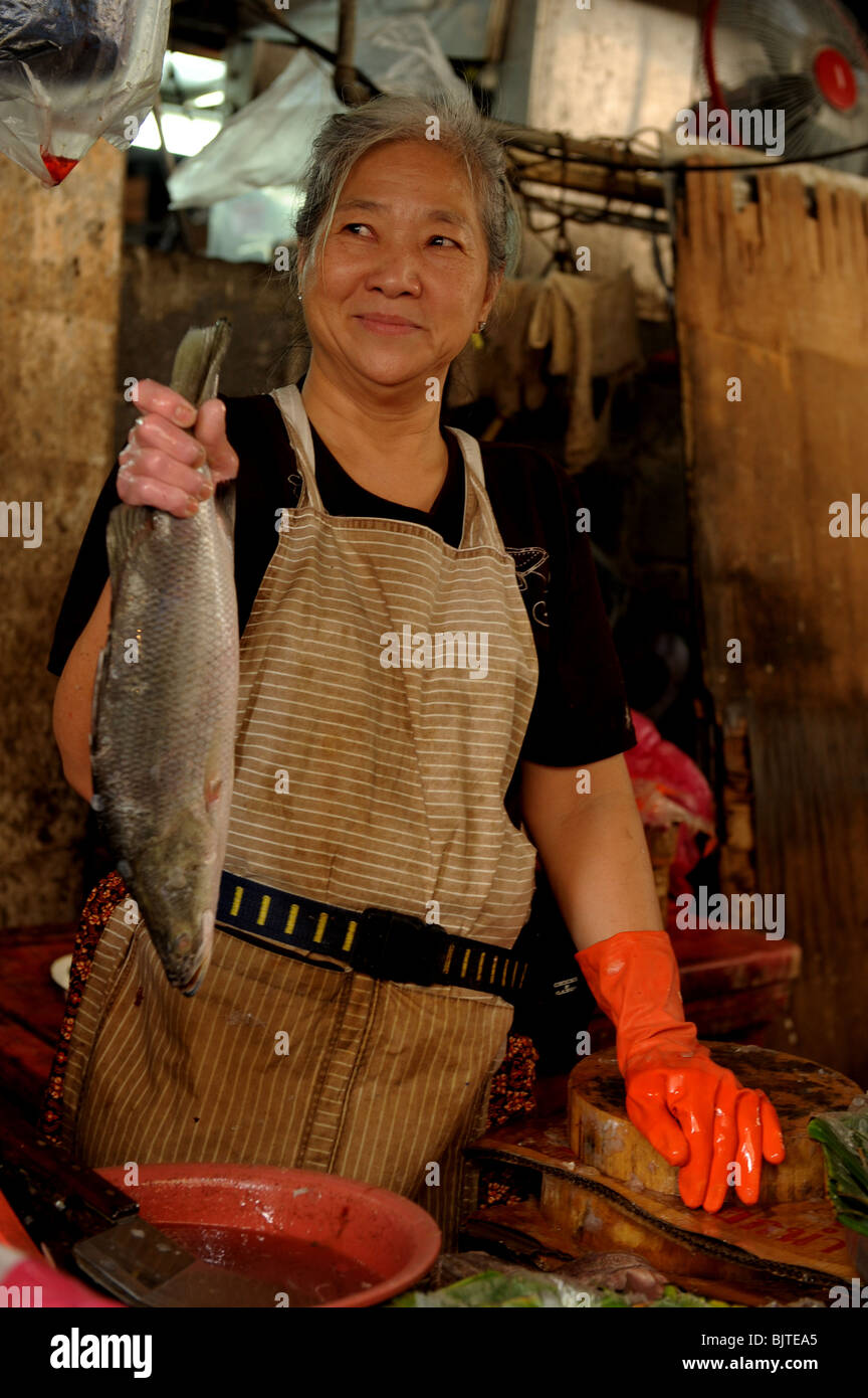 frischen Fisch zu verkaufen, Wongwian Yai und Bang Yi Ruea Markt, Thon Buri, Thailand Stockfoto