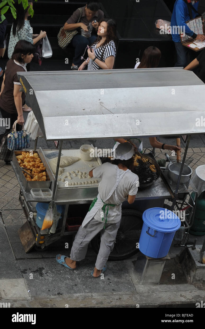 Herstellung und Verkauf von tiefen gebratenen knusprigen thai Brötchen (PATONGKO), Straßenszene, Silom Road, Bangkok, thailand Stockfoto