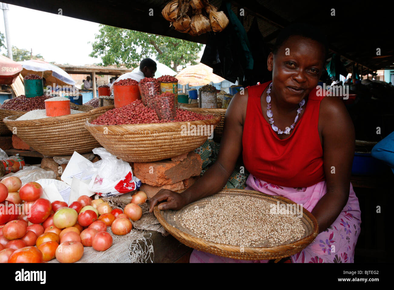 Dame, die ihr Gemüse Stall zu verkaufen Bohnen. Uganda. Afrika. Stockfoto