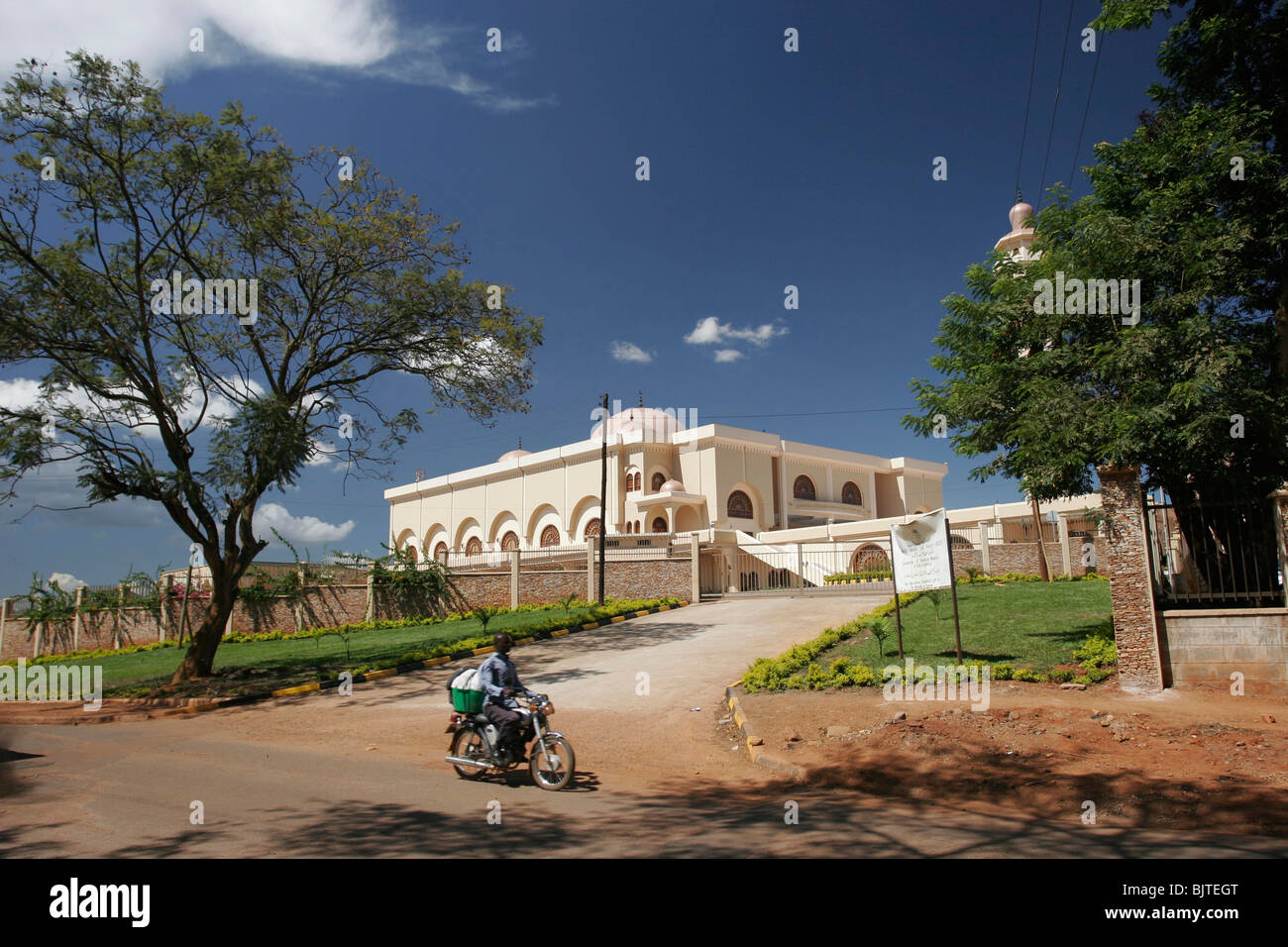Motorradfahrer fährt vorbei Oberst Gaddafi Moschee. Kampala. Uganda. Afrika Stockfoto
