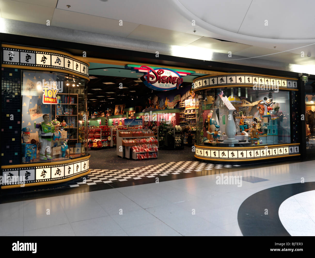 Calais Frankreich zitieren Europa Einkaufszentrum Disney Store Stockfoto