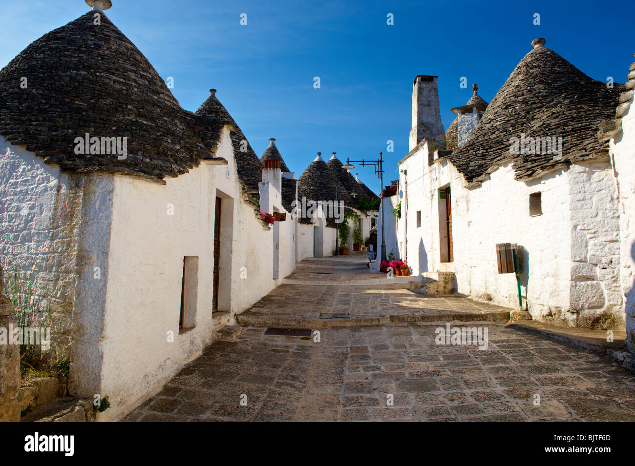 Trulli von Alberobello, Apulien, Italien beherbergt. Stockfoto