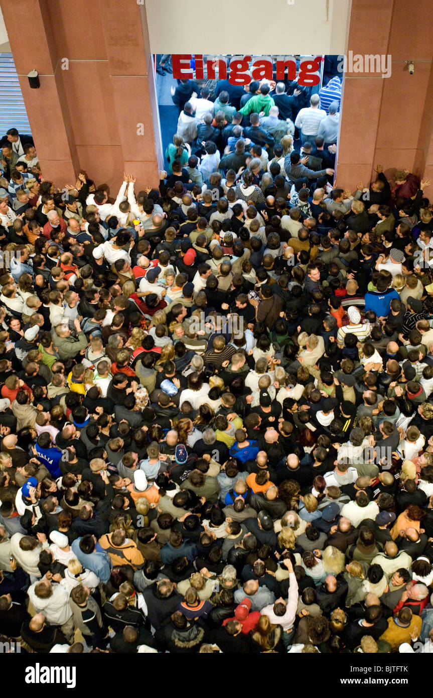 Menschenmenge wartete für die Eröffnung eines neuen Einkaufszentrums, Berlin, Deutschland Stockfoto