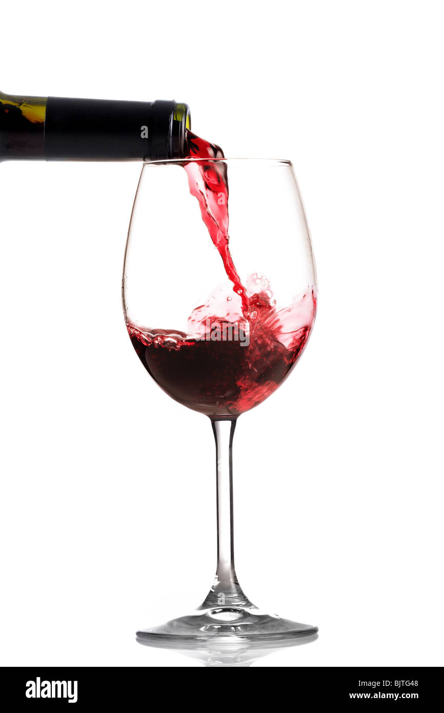 Rotwein im Glas, isoliert auf weiss gießen Stockfoto