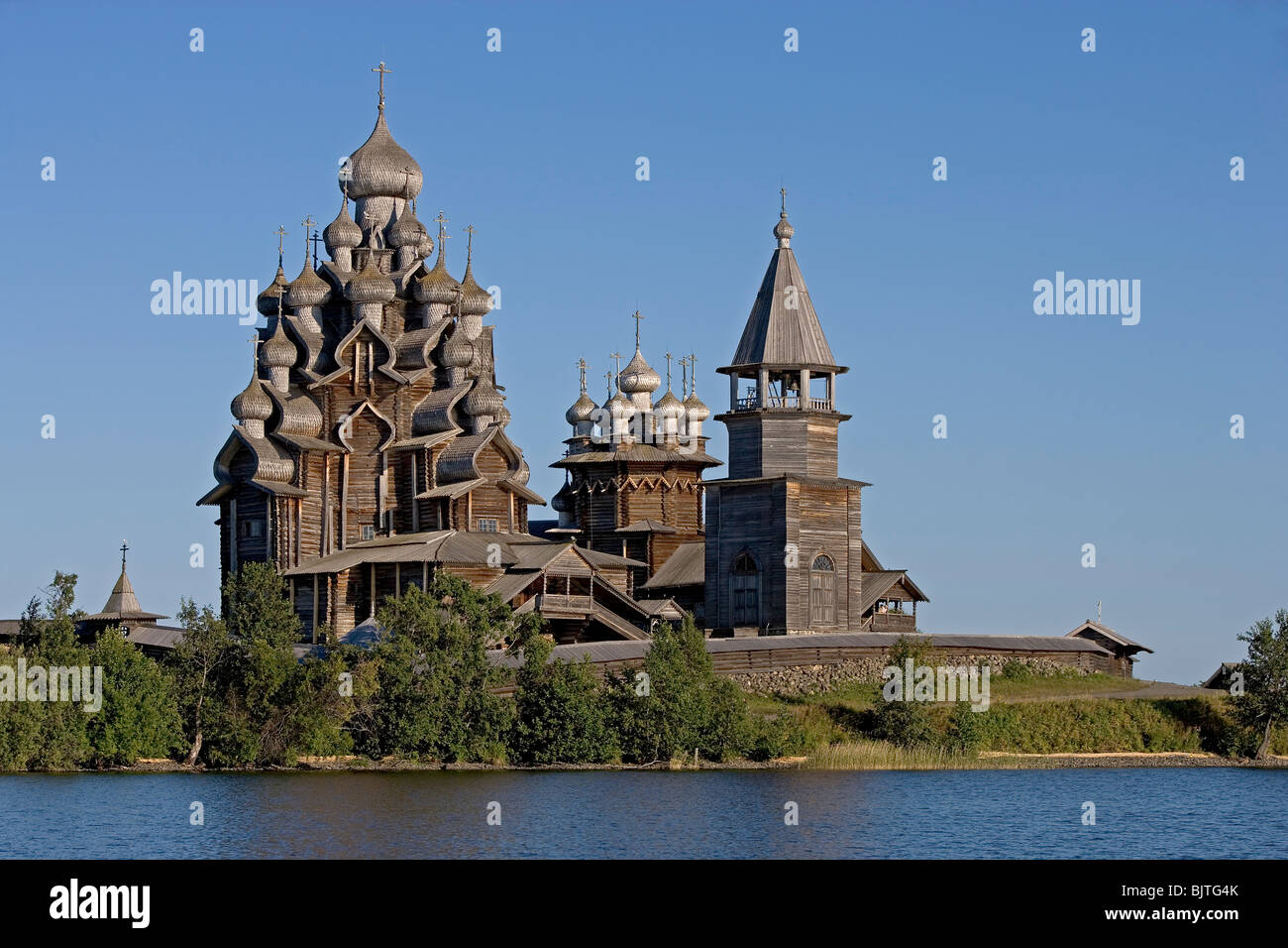 Russland Karelia Region Onega See Kizhi Insel Kirche der Verklärung Preobrajenskaia Tserkov 1714 Kirche der Fürbitte Stockfoto