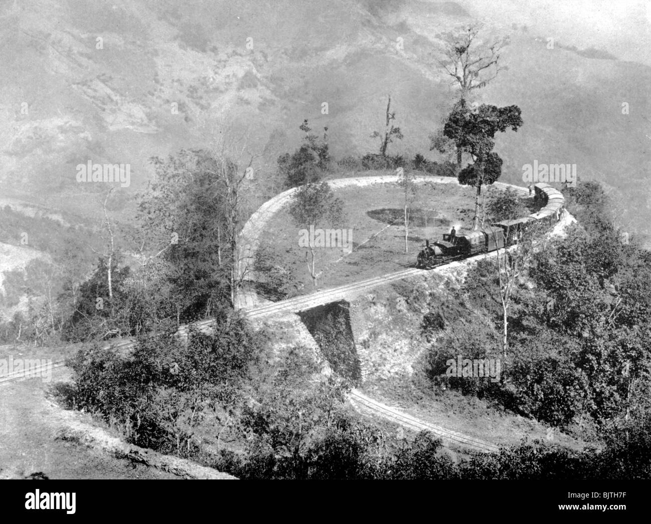 Eine einzige Schleife in der darjeeling Himalayan Railway, Indien, c 1910. Artist: Unbekannt Stockfoto