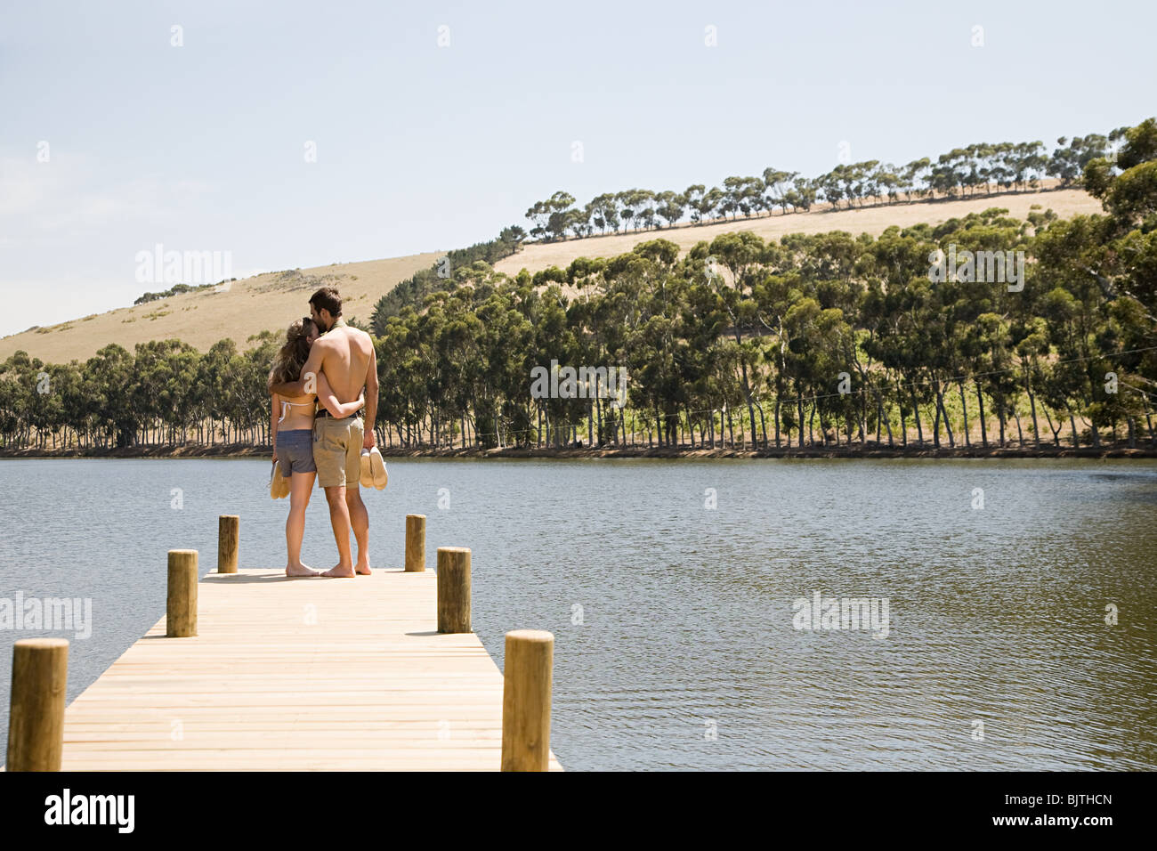 Paar genießt am See Urlaub Stockfoto