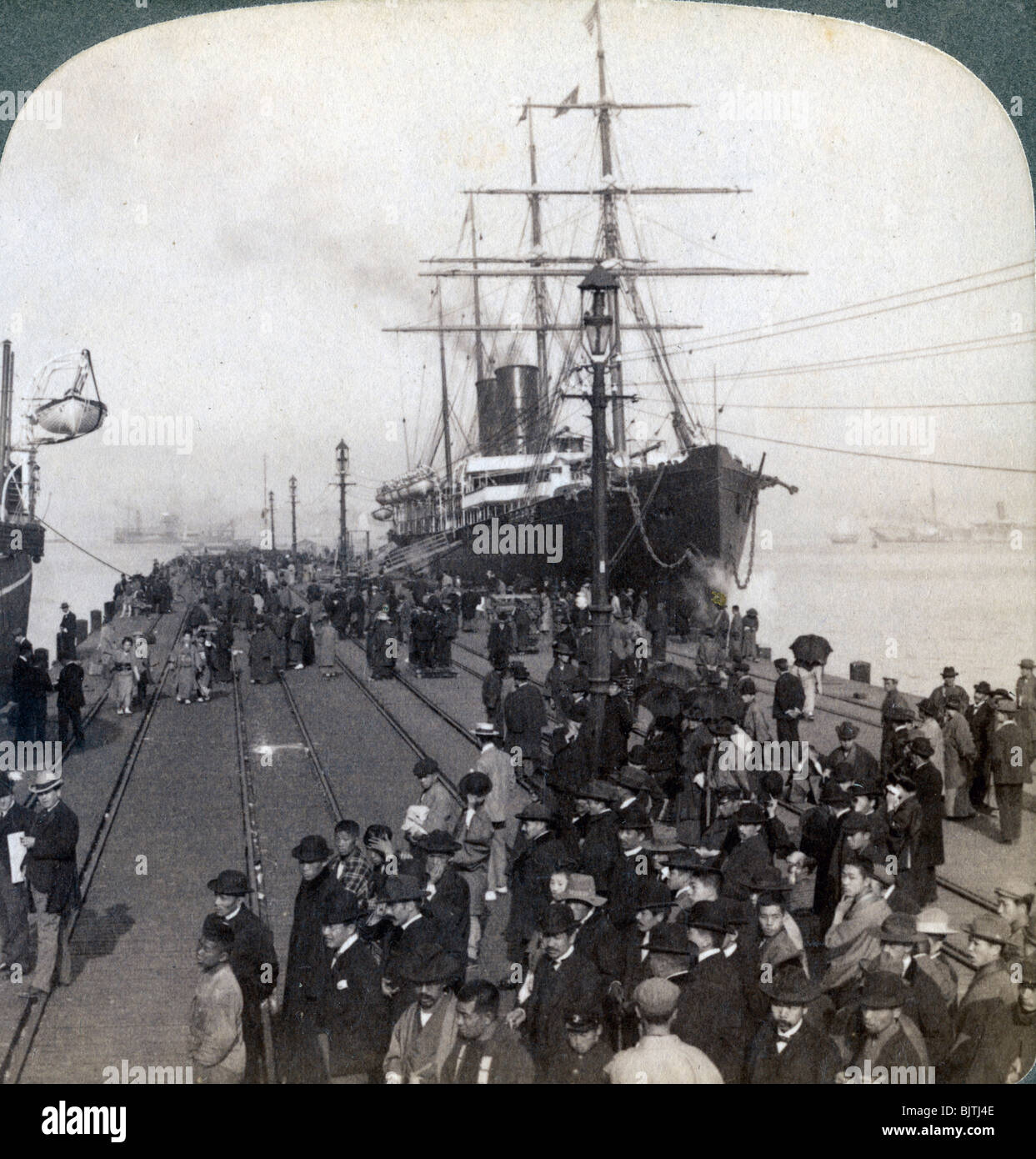 Grußansagen für Neulinge auf der Pier entlang der Pazifischen Mail SS' China, an der Yokohama, Japan, 1904. Artist: Underwood & Underwood Stockfoto