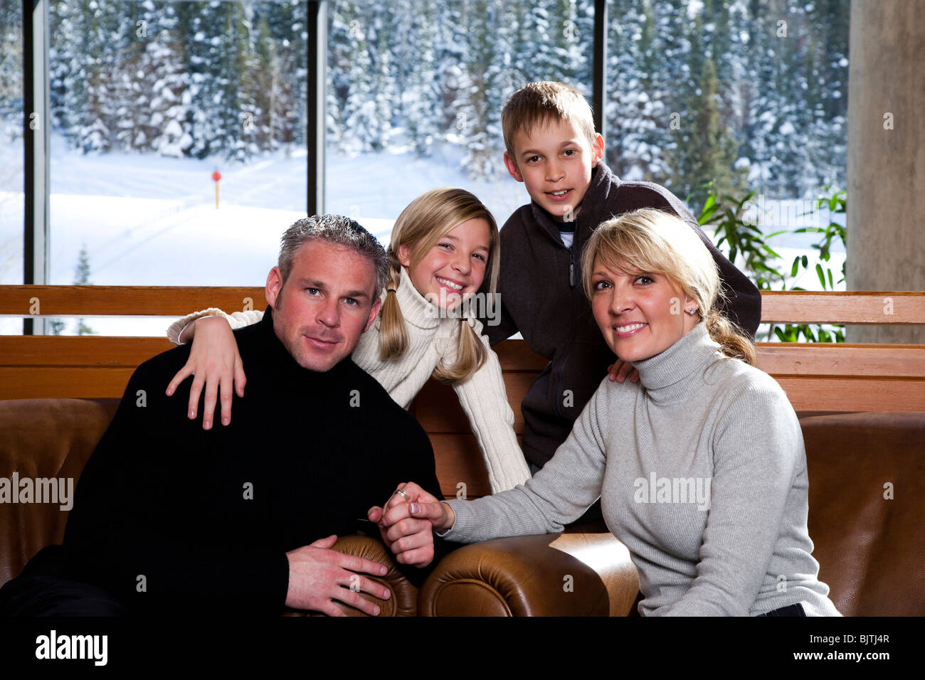 Familie im Skigebiet Stockfoto