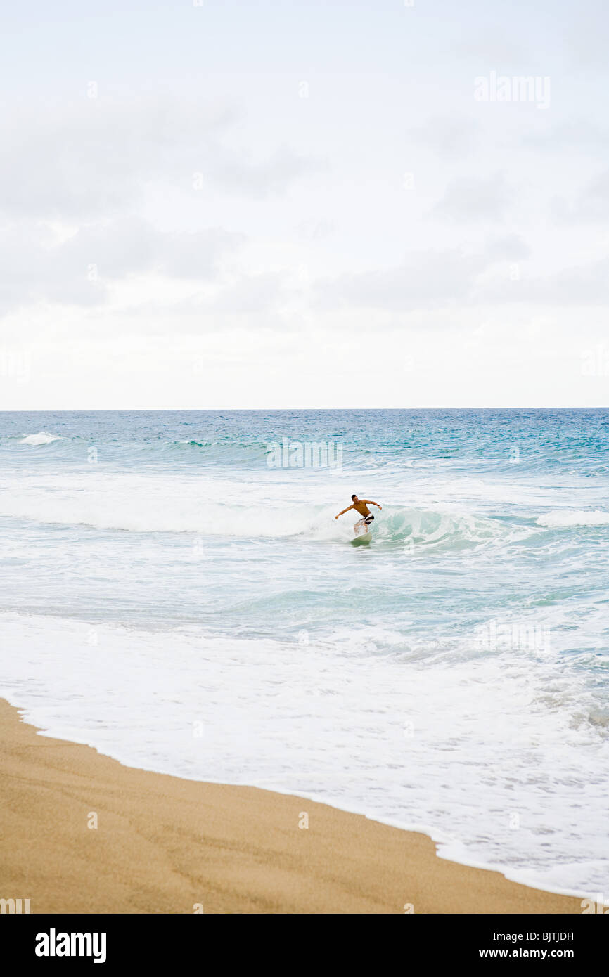 Surfer im Meer Stockfoto