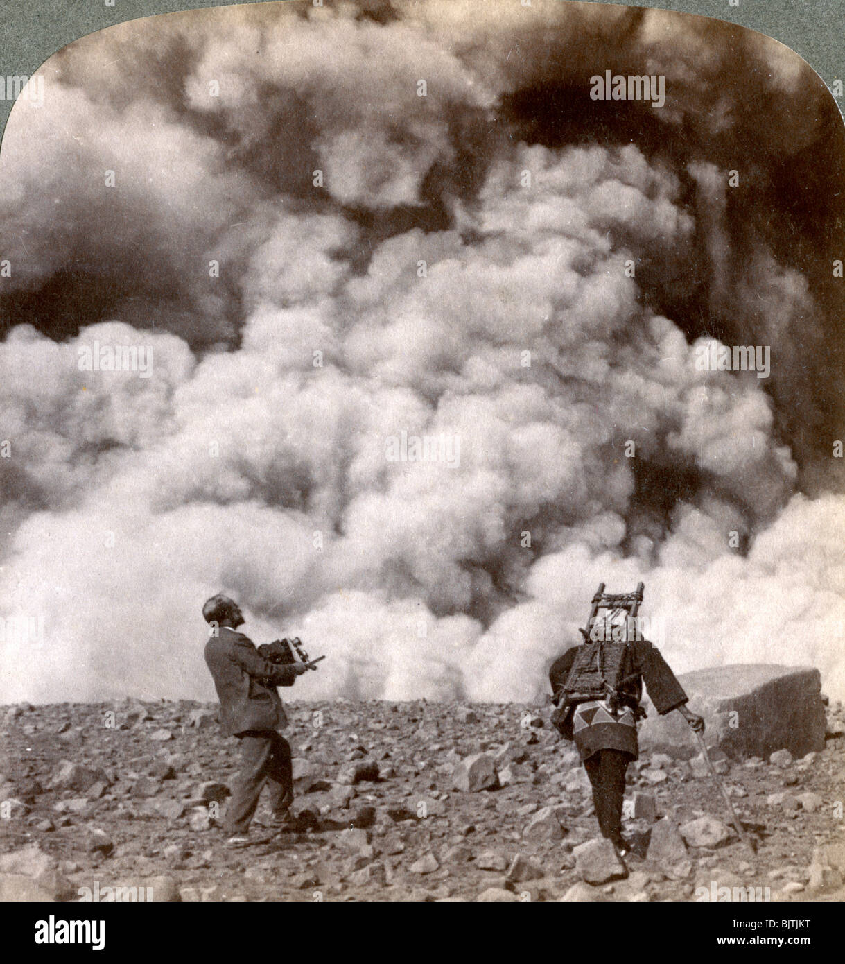Plötzliche vulkanischen Explosion im Krater des Mount Asama (Asamayama), Japan, 1904. Artist: Underwood & Underwood Stockfoto