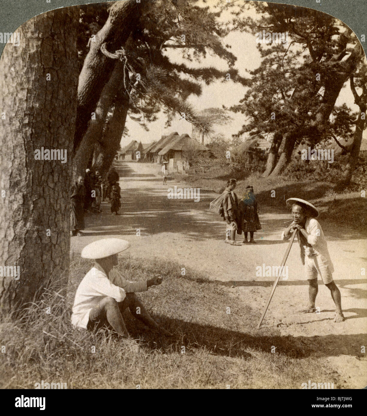 Die Reisenden ruhen unter den Pinien an Suzukawa, alte Post Straße von Tokyo nach Kyoto, Japan, 1904. Artist: Underwood & Underwood Stockfoto