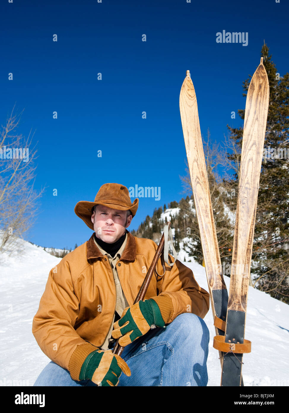 Mann mit Langlaufskiern Stockfoto