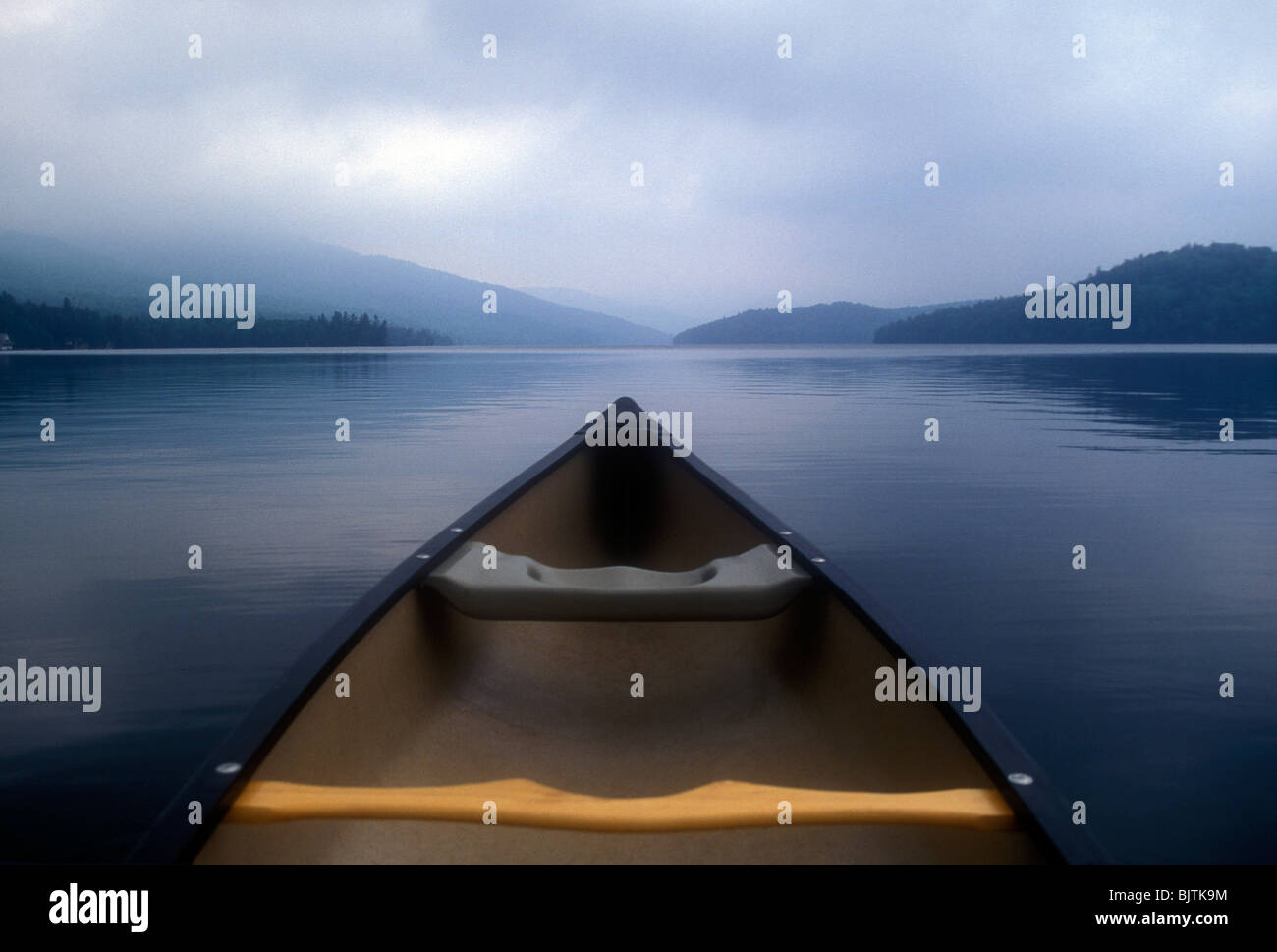 Blick von einem indischen Kanu auf See in den Adirondacks in New York State USA Stockfoto