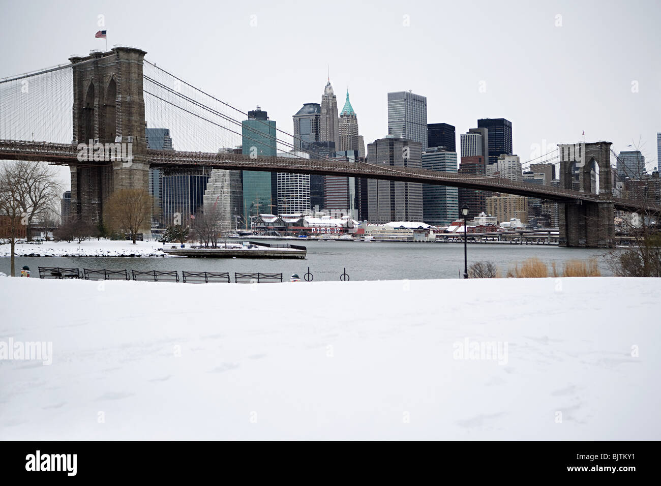 Brooklyn Bridge und Manhattan Gebäude im Schnee Stockfoto