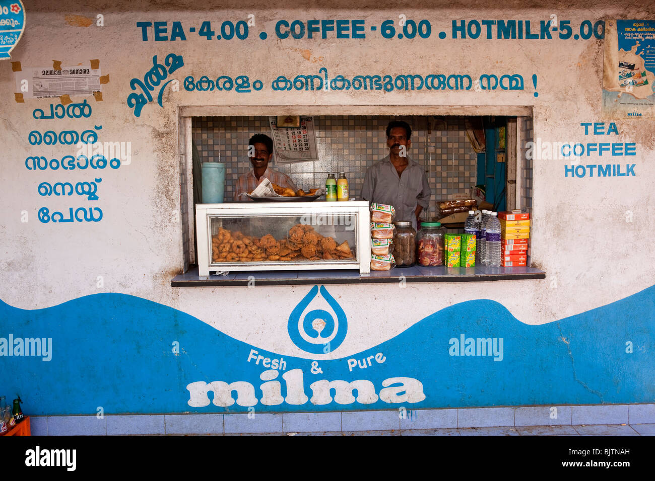 Indien, Kerala, Palakkad, Männer im Straßenrand Milma snack Stand Stockfoto