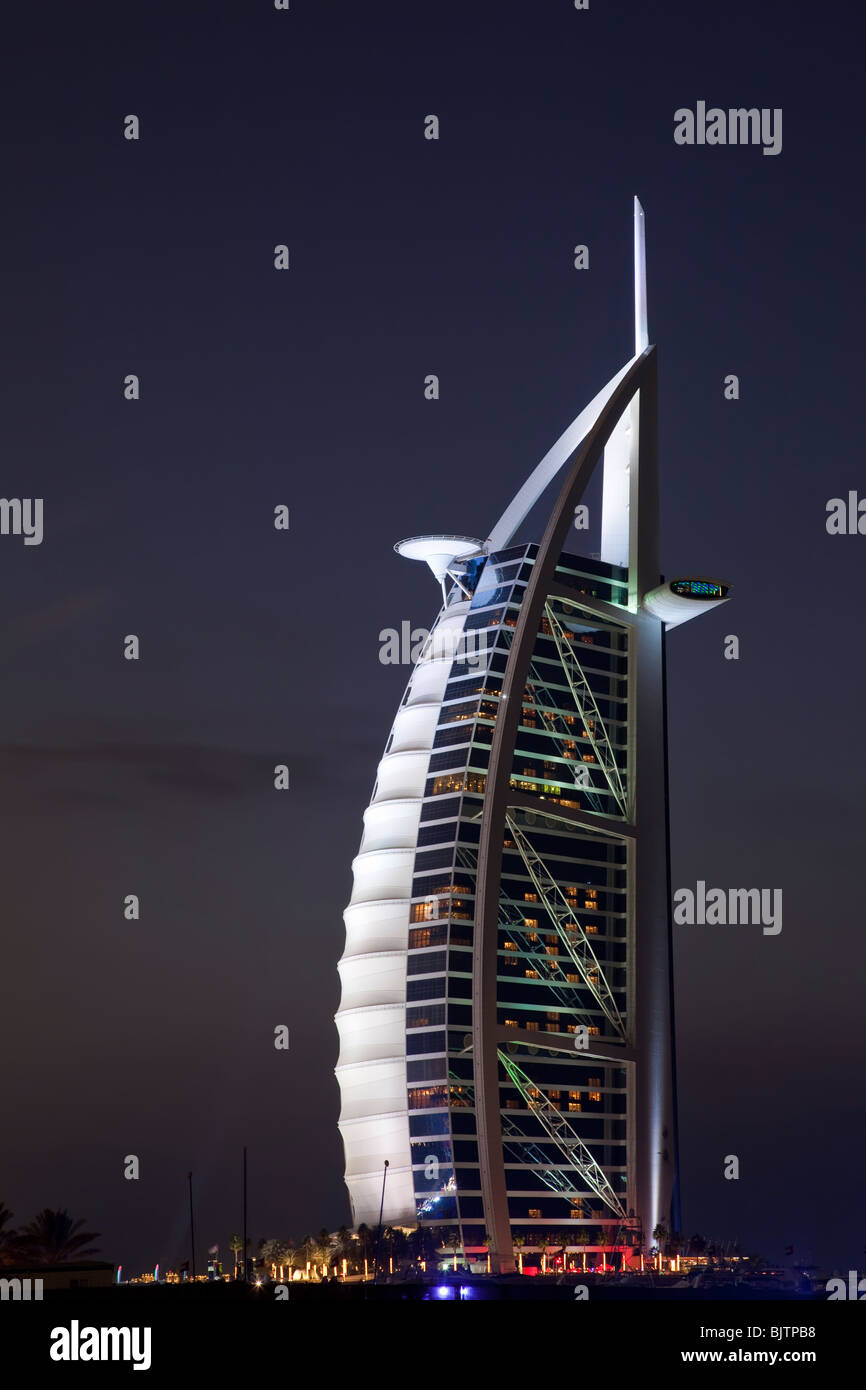 Landmark Hotel Burj al Arab bei Nacht, Dubai, Vereinigte Arabische Emirate Stockfoto