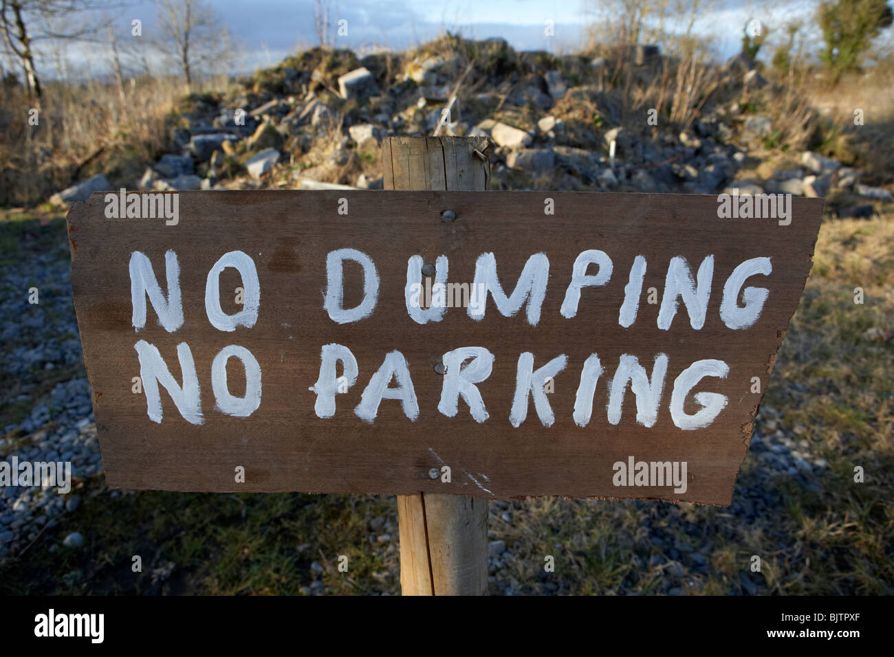 aus Holz handbemalt, kein dumping kein Parkplatz Zeichen im County Sligo Republik von Irland Stockfoto