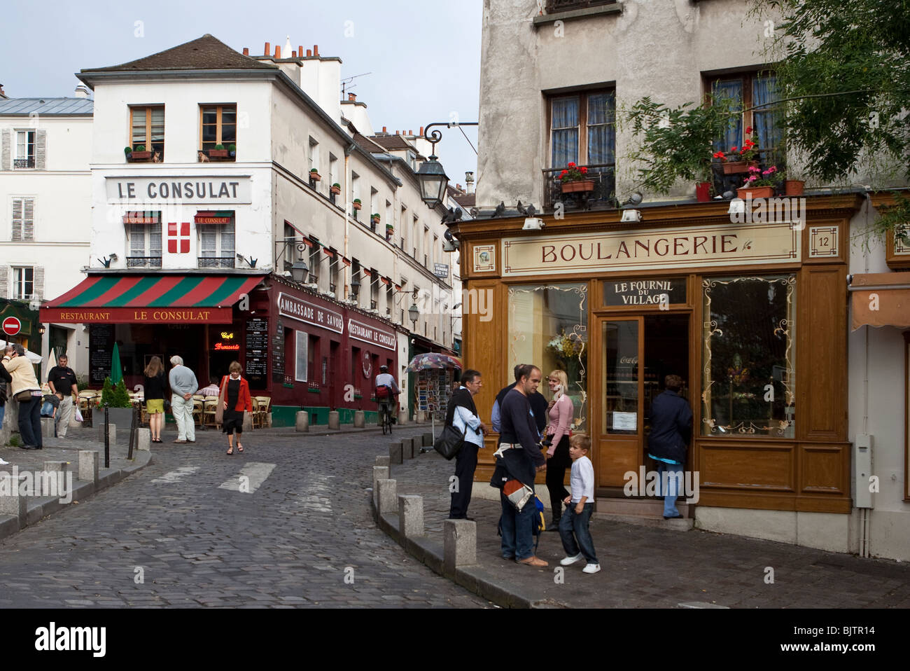 Rue de Montmartre mit Bäckerei und Café, Paris, Frankreich Stockfoto