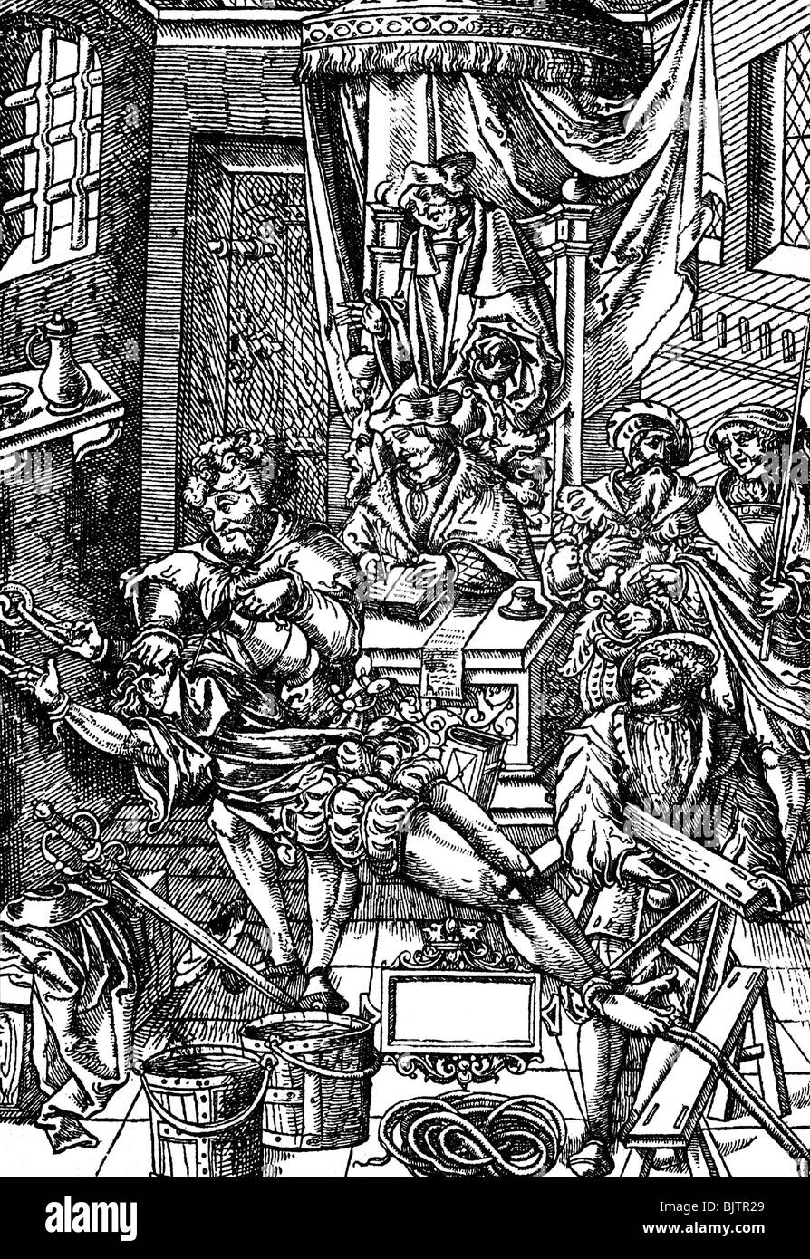 Gerechtigkeit, Folter, ein schlechtes Getränk auf dem Regal anstecken, während der Anhörung durch Richter und Schriftsteller, Holzschnitt von Jean Millaeus 'Praxis Criminalis', Paris, 1541, Stockfoto