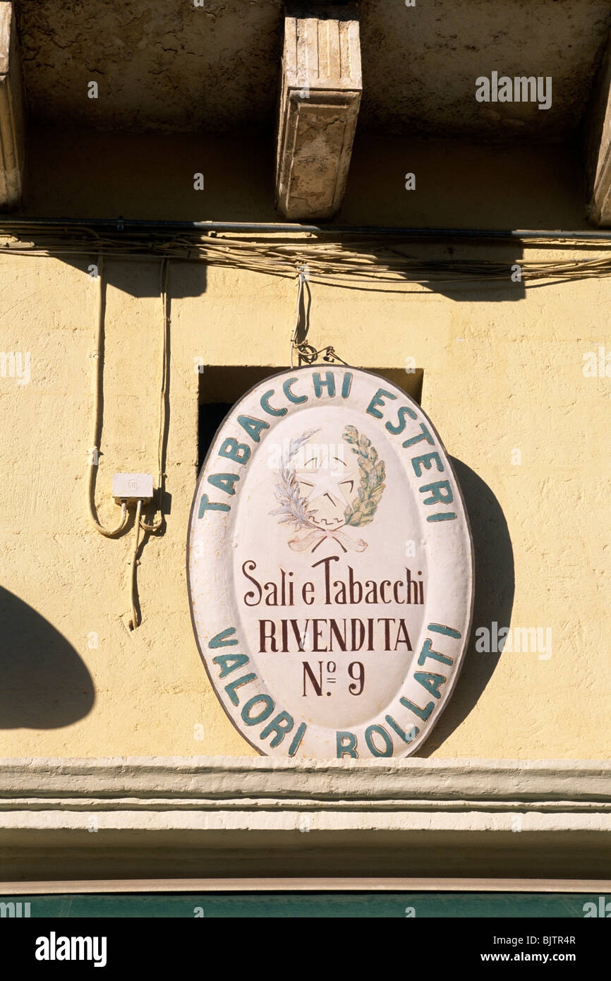 Italien, Basilicata, Matera, altes Tabakwarenschild aus nächster Nähe Stockfoto