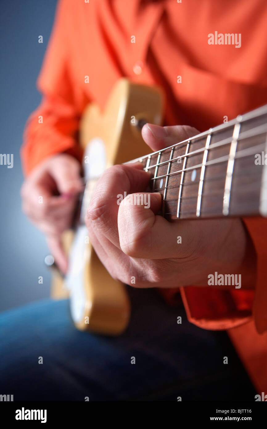 Nahaufnahme der Hände von einem Musiker, spielt e-Gitarre Stockfoto