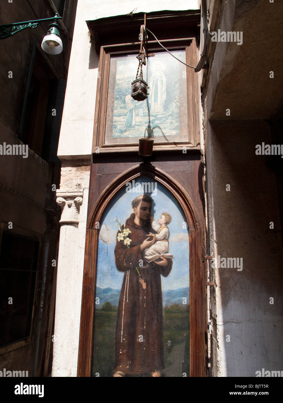 Venedig, Italien. Religiösen Schrein in der Straße, Canareggio Bezirk Stockfoto