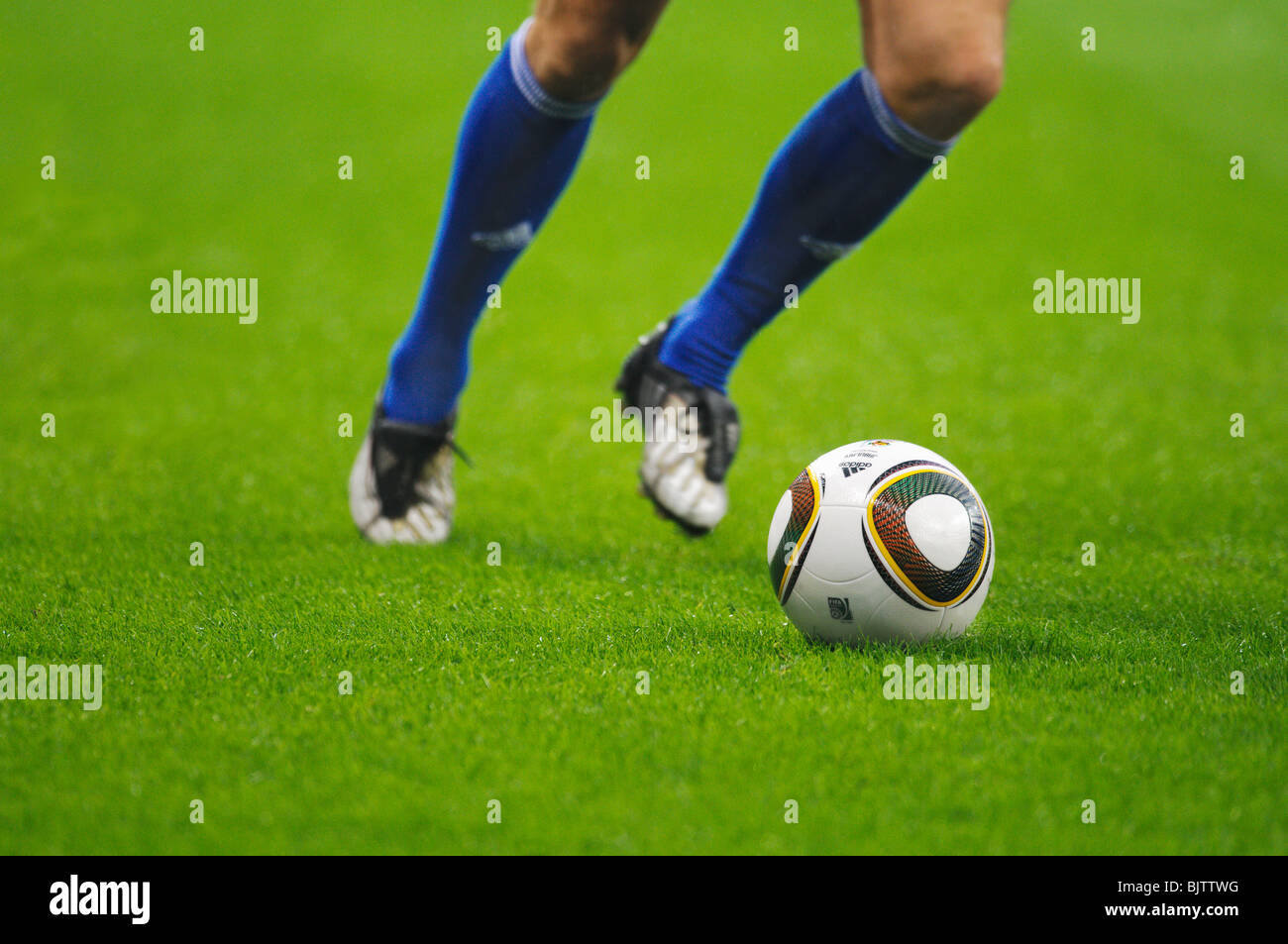 Fußballer-Beine und Jabulani Offizieller Spielball der FIFA World Cup ...