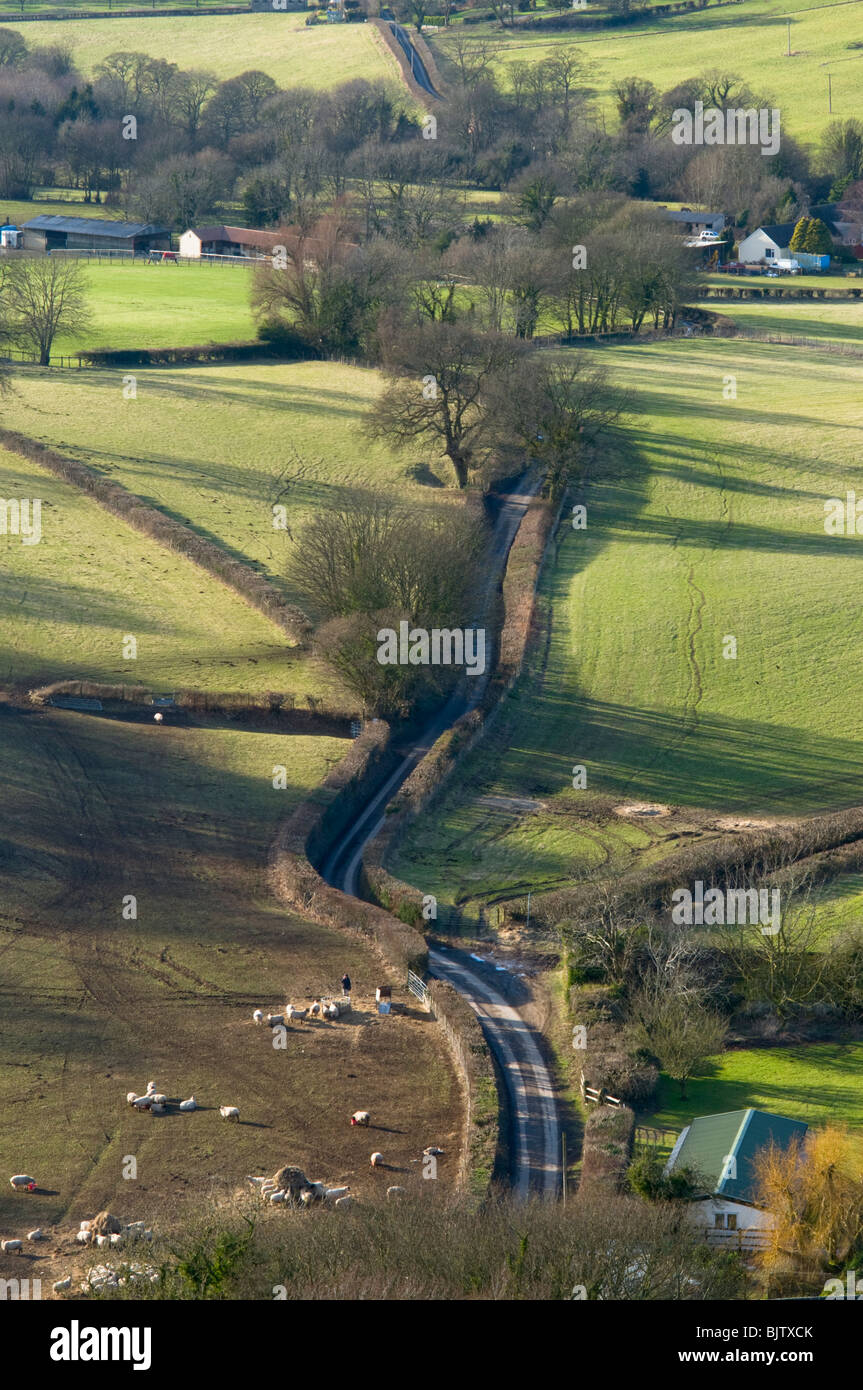 Schmale kurvenreiche Straße, in der Nähe von Dursley, Cotswolds, Gloucestershire, UK Stockfoto