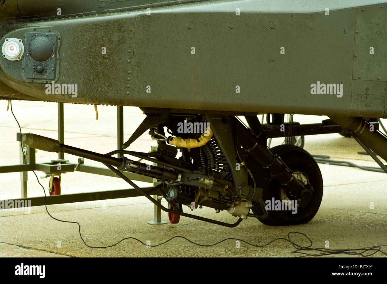 30mm Kanone auf einem britischen Armee Westland Angriff Hubschrauber MK1 WAH-64 Apache Longbow Stockfoto