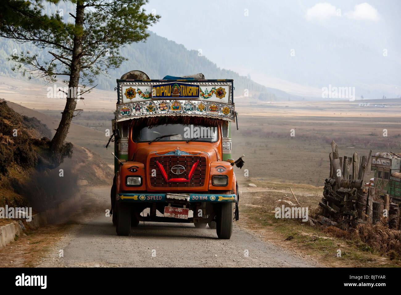 Waren Träger Tata LKW Bhutan Stockfoto