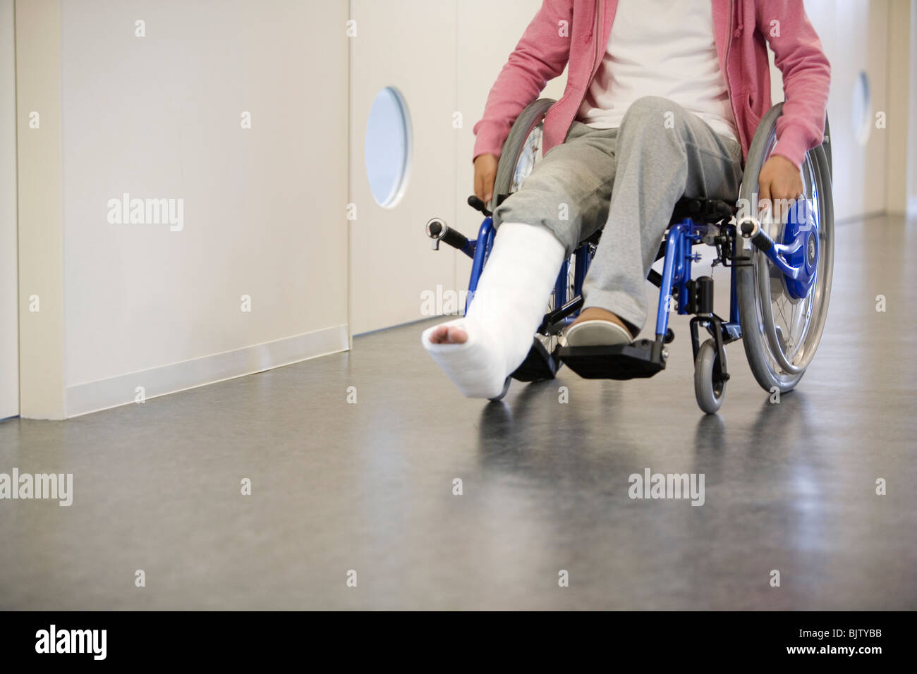 Patient Broken Leg In Plaster Stockfotos und bilder Kaufen Alamy