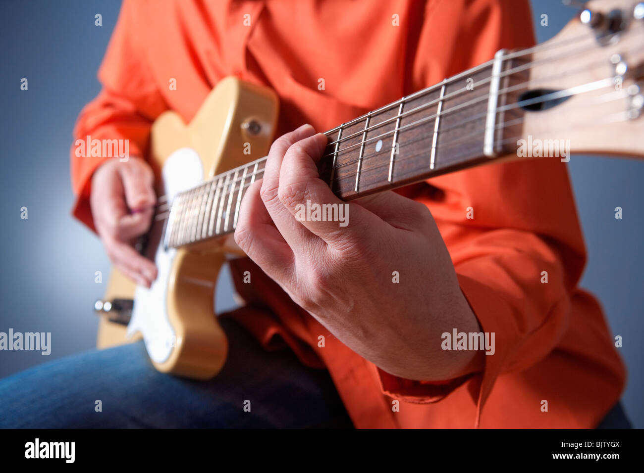 Nahaufnahme der Hände von einem Musiker, spielt e-Gitarre Stockfoto