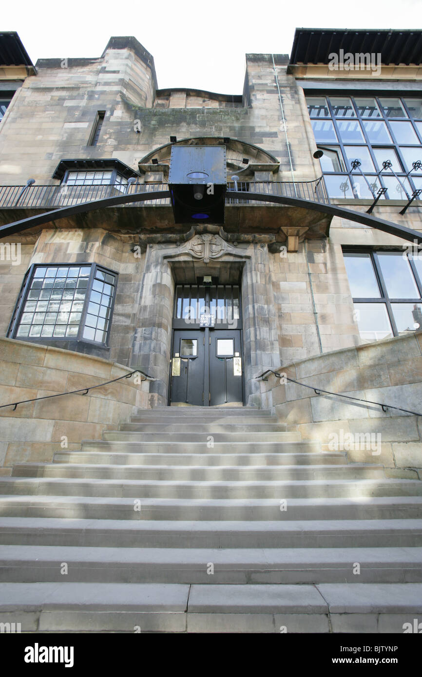 Stadt in Glasgow, Schottland. Haupteingang der Charles Rennie Mackintosh entwarf Glasgow School of Art. Stockfoto