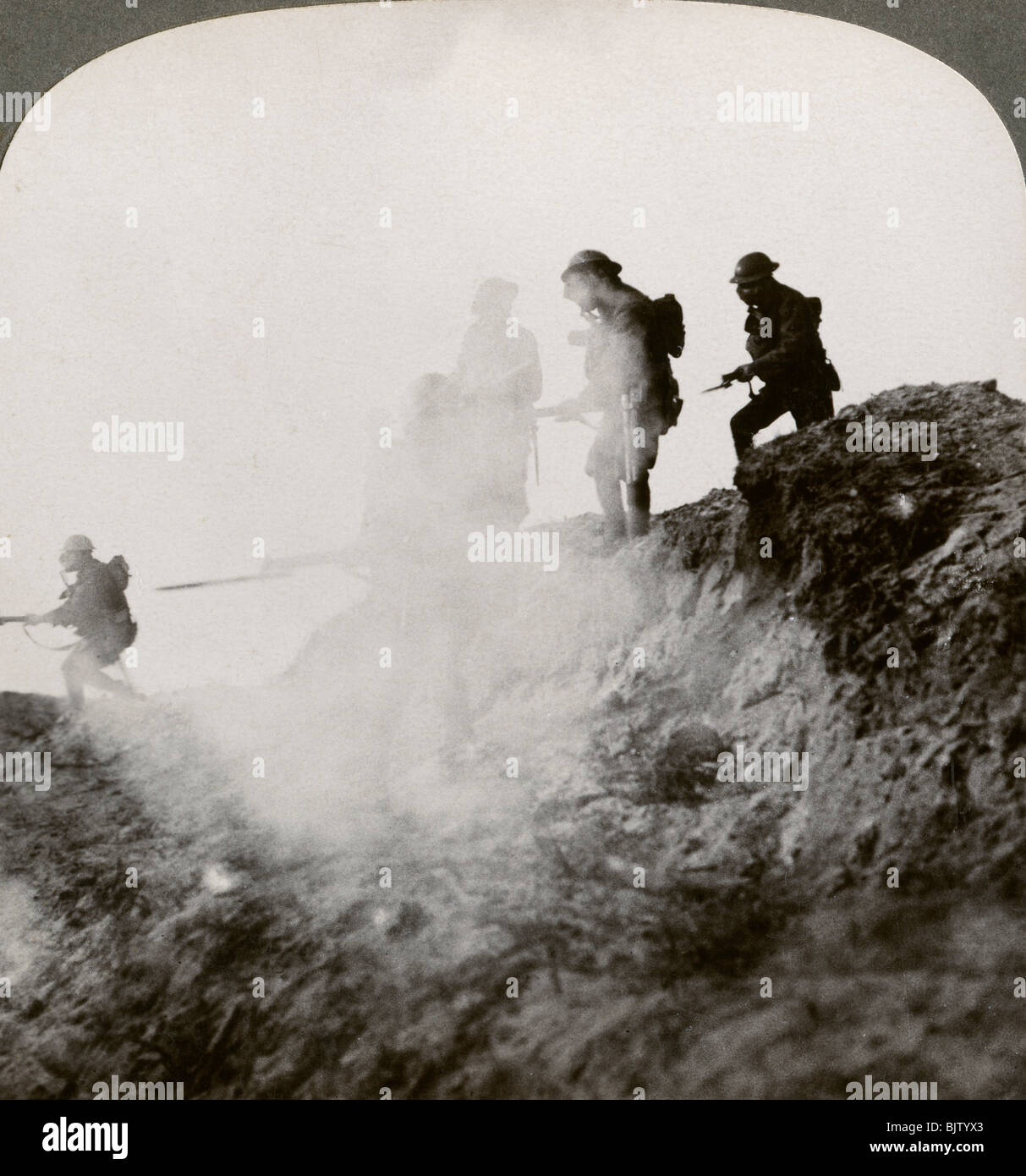 Britische Soldaten, die unter dem Deckmantel der Gas- und Rauchmelder, Frankreich, Weltkrieg I, 1916. Artist: Realistische Reisen Verlage Stockfoto