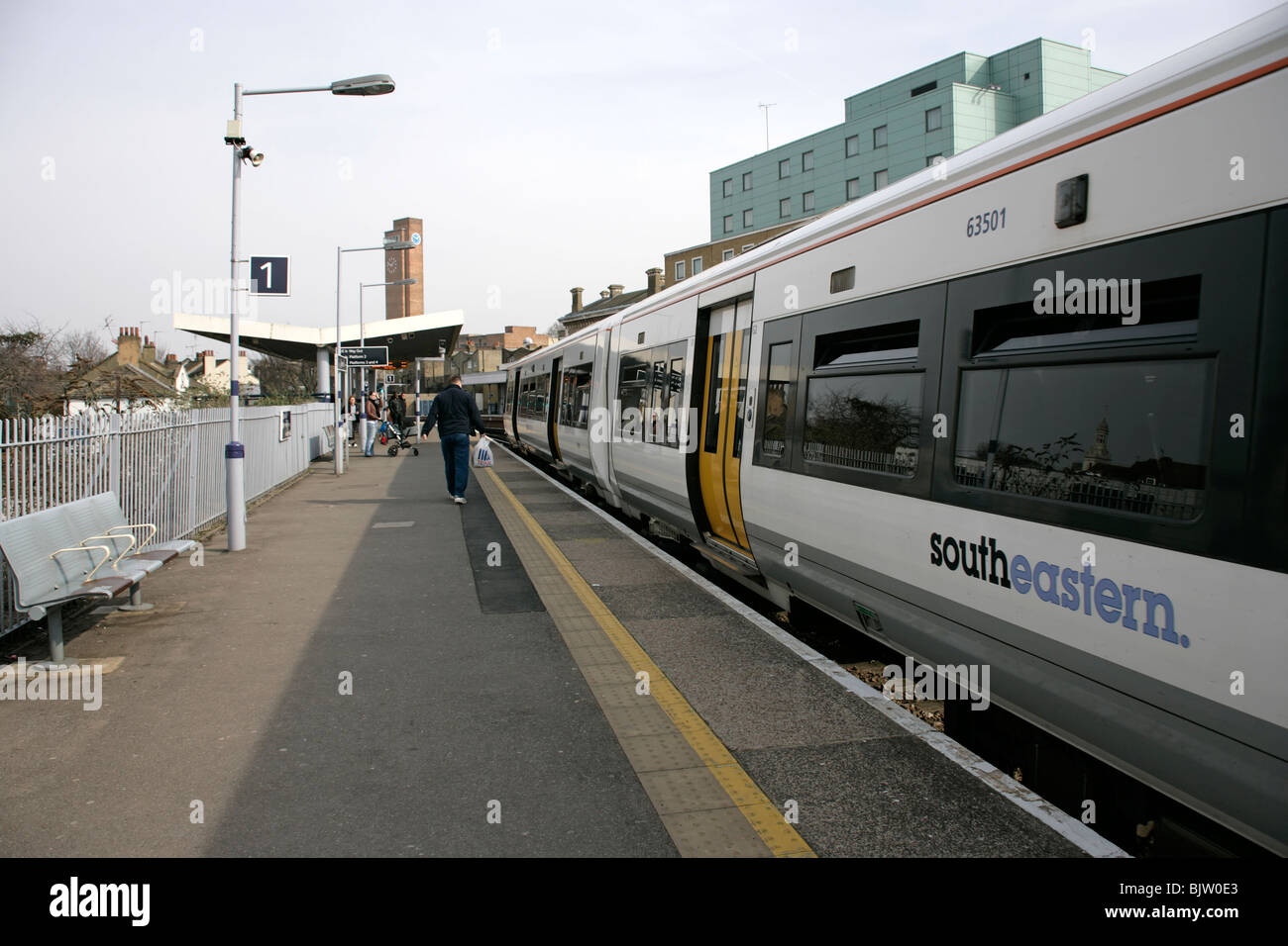 Ein Southeastern Zug am Bahnsteig in Greenwich, London, UK Stockfoto