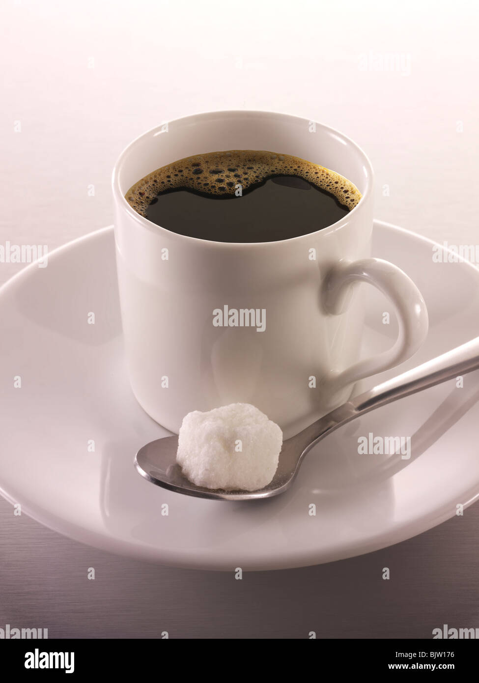 Schwarzer Espresso Kaffee in einer Tasse Stockfoto