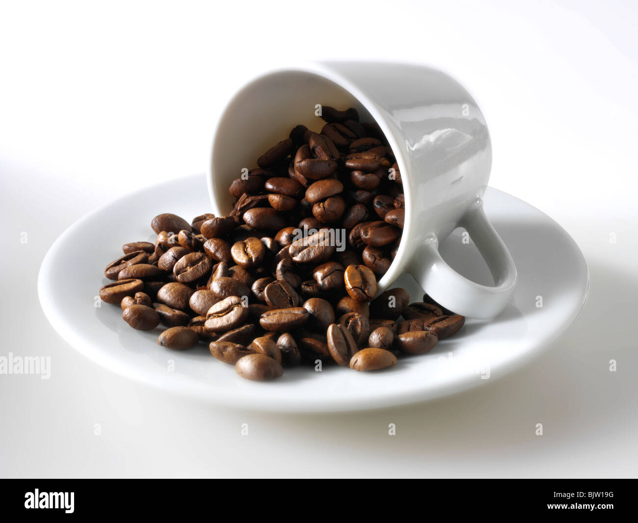 Kaffeetassen und Kaffeebohnen Stockfoto